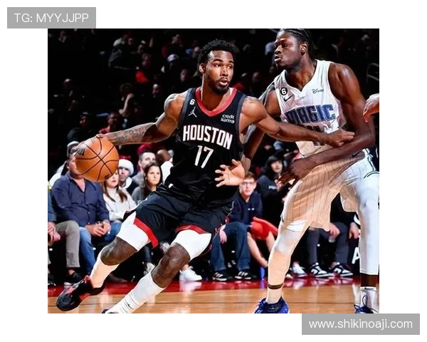 赫伊森替补席上观赛不停吃食四处张望